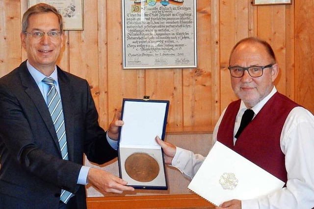 Landrat Hanno Hurth war eigens zur Mit...iehene Zelter-Plakette zu berreichen.  | Foto: Kurt Meier