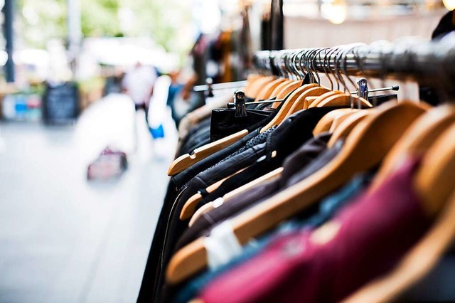 Secondhand-Klamotten auf einer Kleiderstange, fertig zum Verkauf  | Foto: artificial photography (unsplash.com)