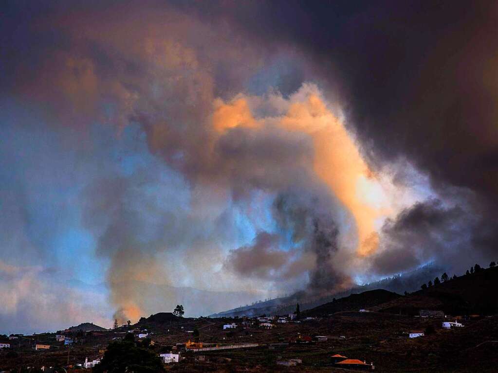 Ein Vulkanausbruch auf der kanarischen Insel La Palma sorgt fr Lavastrme und Brnde.