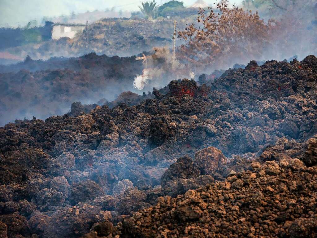 Rauch steigt von abkhlender Lava auf.