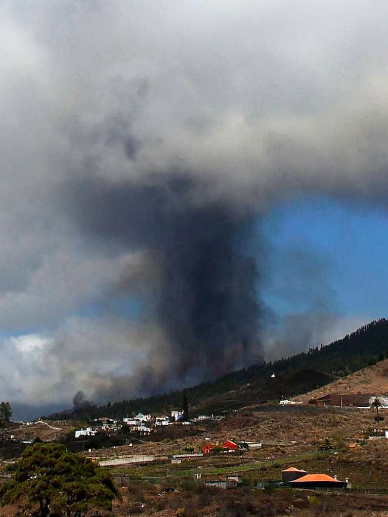 Ein Vulkanausbruch auf der kanarischen Insel La Palma sorgt fr Lavastrme und Brnde.