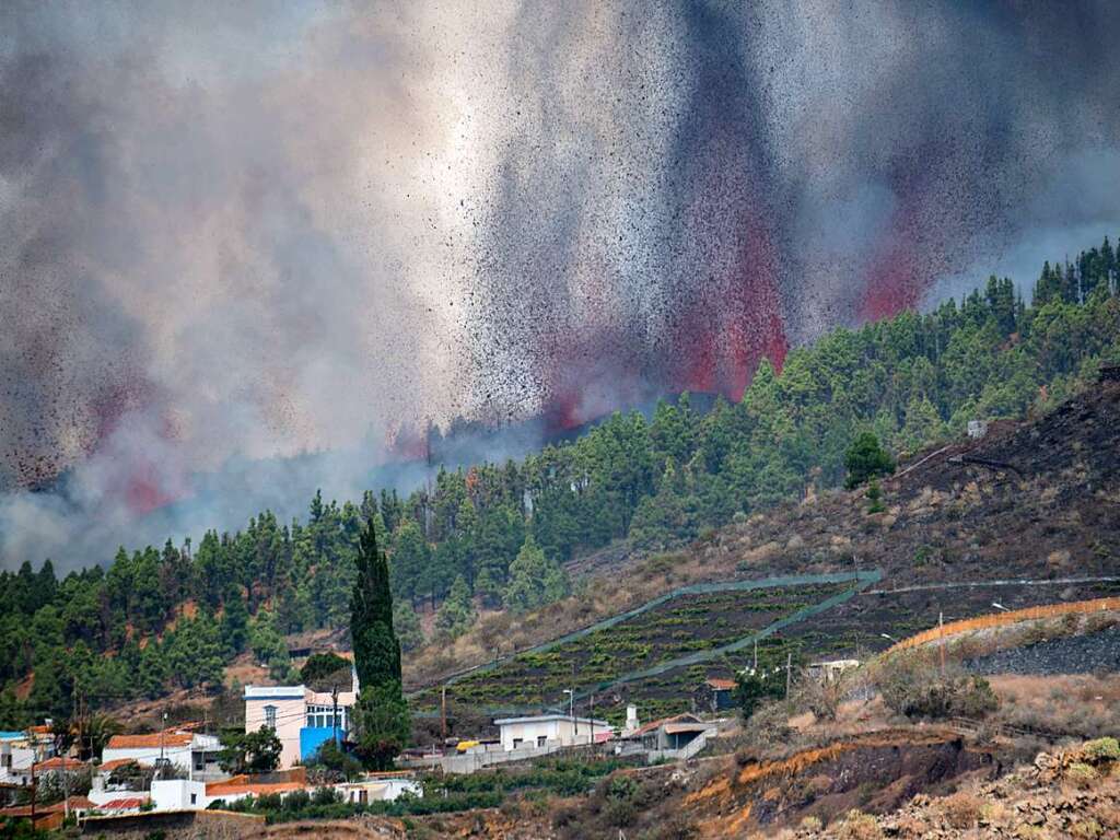 Ein Vulkanausbruch auf der kanarischen Insel La Palma sorgt fr Lavastrme und Brnde.