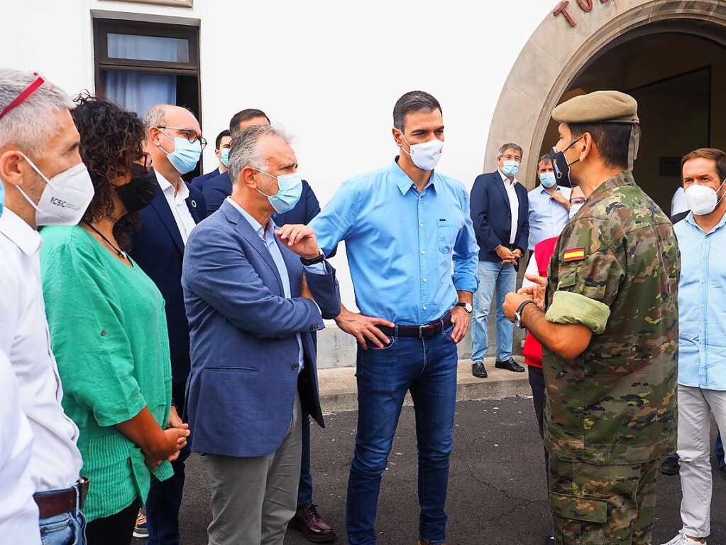 Regierungschef der Kanaren Angel Victor Torres (4.v.l.) und Ministerprsident Pedro Sanchez (Mitte) sprechen mit Betroffenen.