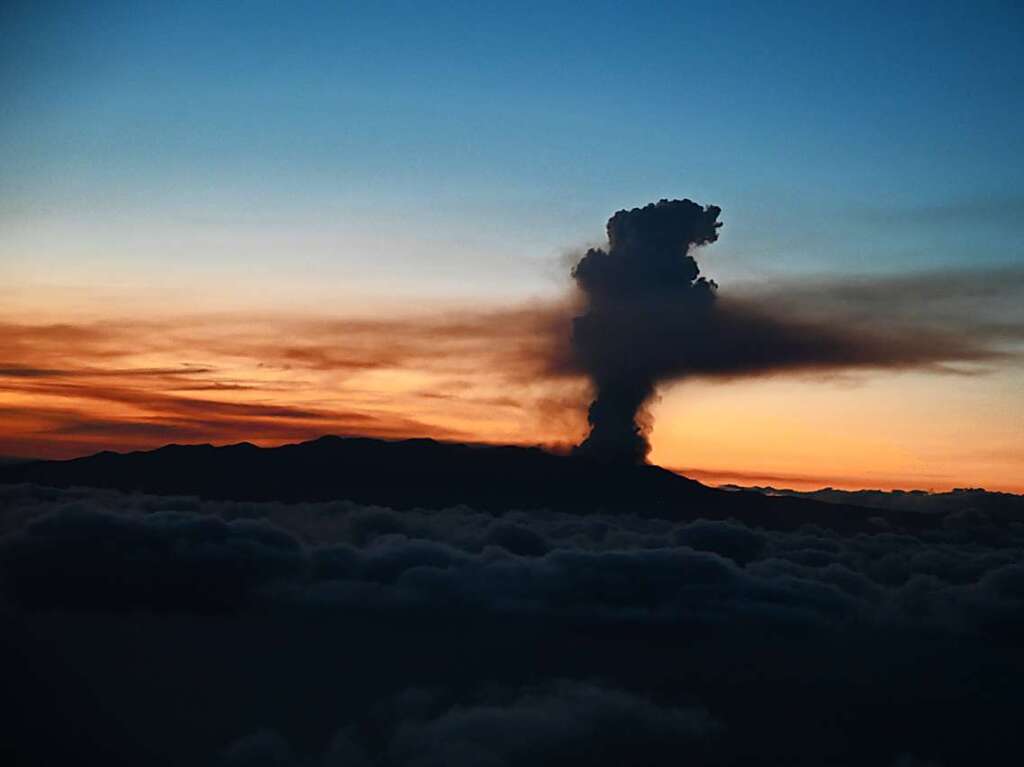 Ein Vulkanausbruch auf der kanarischen Insel La Palma sorgt fr Lavastrme und Brnde.