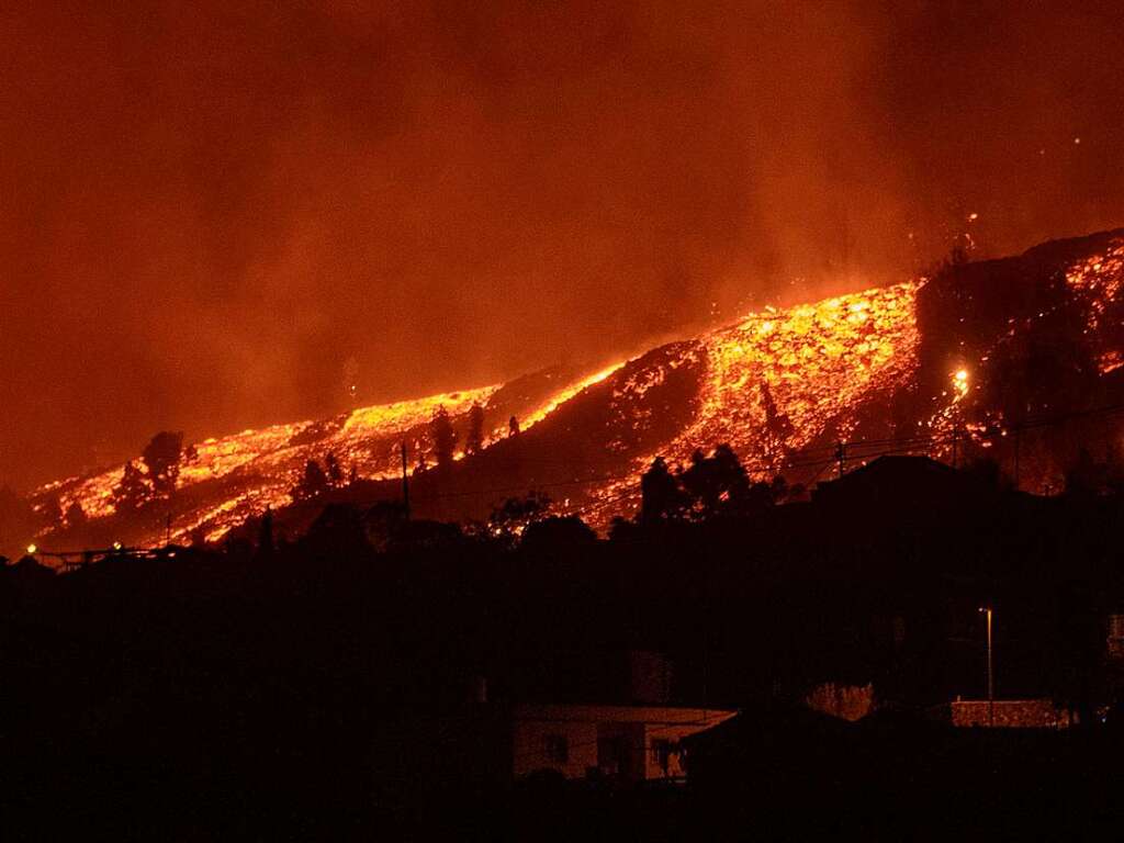 Ein Vulkanausbruch auf der kanarischen Insel La Palma sorgt fr Lavastrme und Brnde.