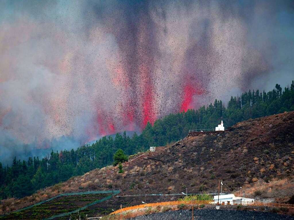 Ein Vulkanausbruch auf der kanarischen Insel La Palma sorgt fr Lavastrme und Brnde.