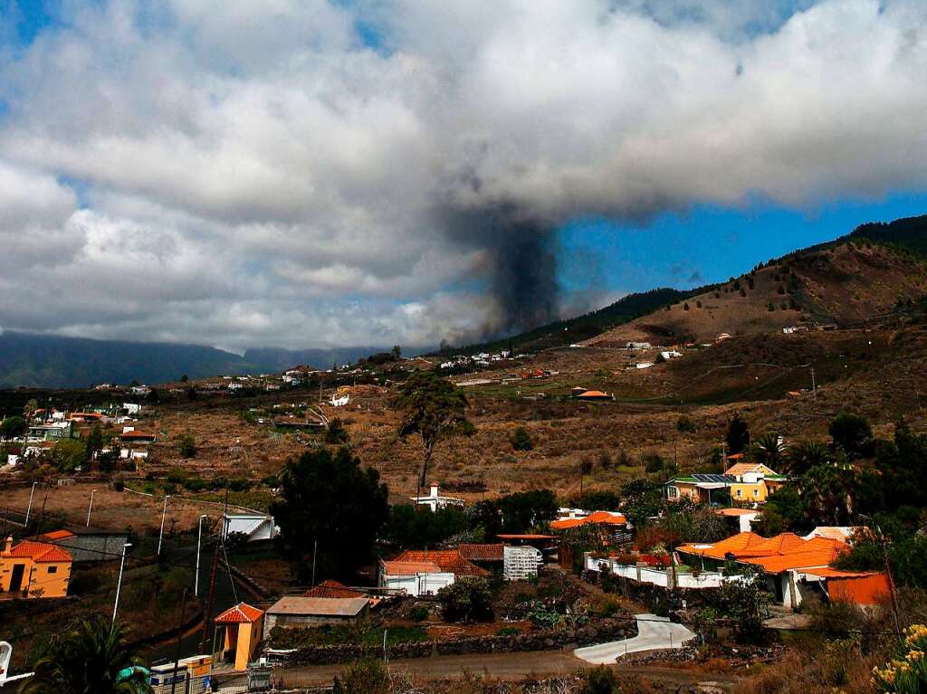 Ein Vulkanausbruch auf der kanarischen Insel La Palma sorgt fr Lavastrme und Brnde.