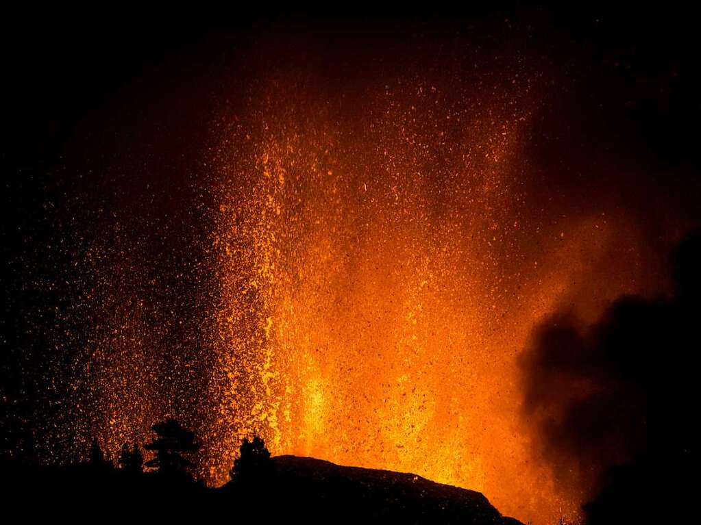 Immer neue Eruptionen lassen Lava aus dem Vulkan strmen.