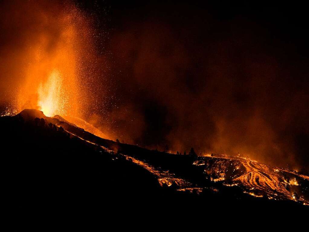 Ein Vulkanausbruch auf der kanarischen Insel La Palma sorgt fr Lavastrme und Brnde.