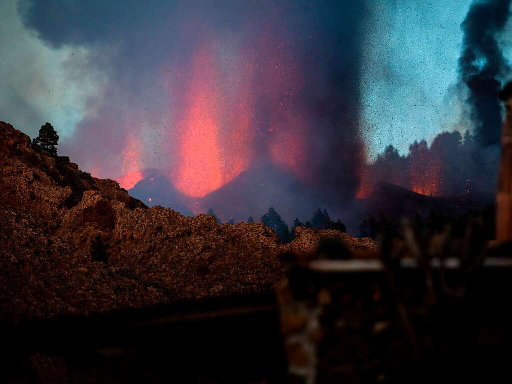 Ein Vulkanausbruch auf der kanarischen Insel La Palma sorgt fr Lavastrme und Brnde.