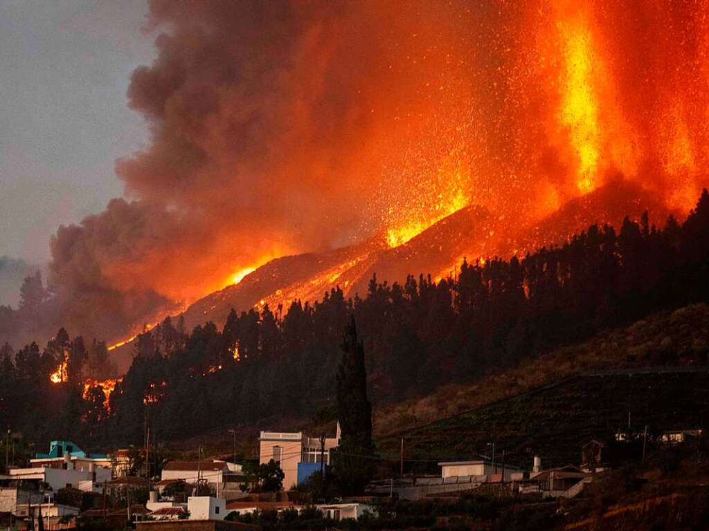 Ein Vulkanausbruch auf der kanarischen Insel La Palma sorgt fr Lavastrme und Brnde.