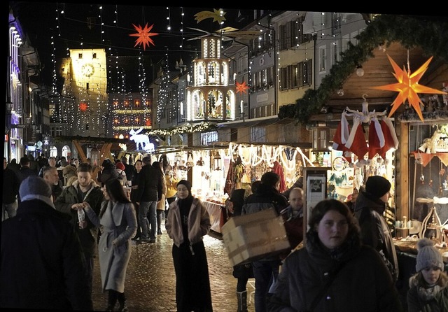 Der Waldshuter Weihnachtsmarkt lockt j...Besucher in die historischen Altstadt.  | Foto:  Gerard, Roland