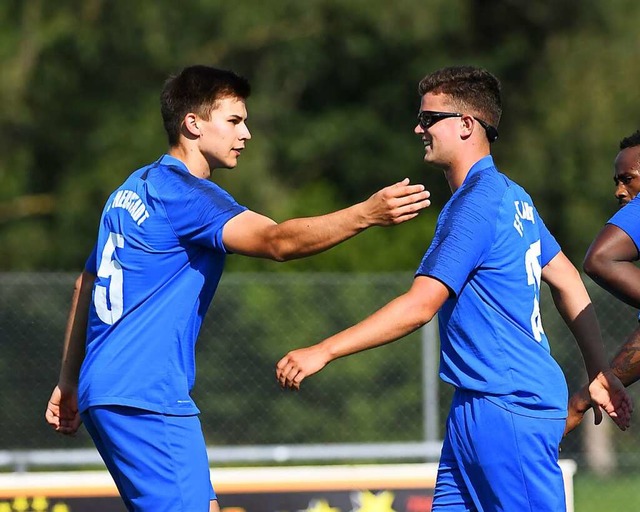 Zwei der jungen Neustdter Startelf-Sp...n Marbach mit 1:0 in Fhrung brachte.   | Foto: Wolfgang Scheu