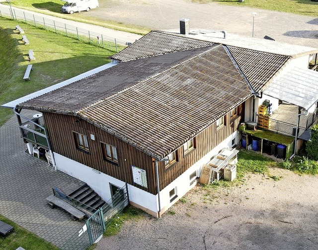 Das Clubhaus-Dach muss so schnell wie mglich repariert werden.  | Foto: Niklas Shling