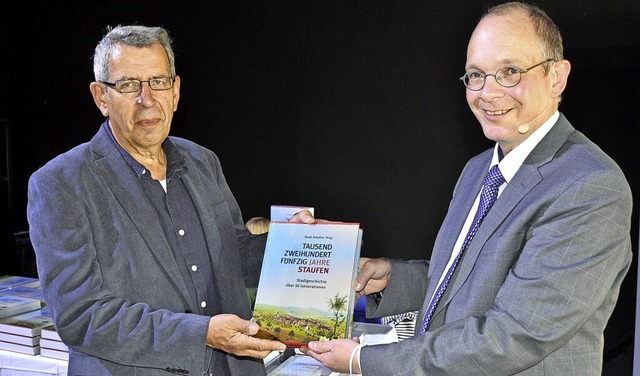 Autor Jrg Martin (rechts) und Heinz Ladener, der die Chronik gestaltet hat  | Foto: Rainer Ruther