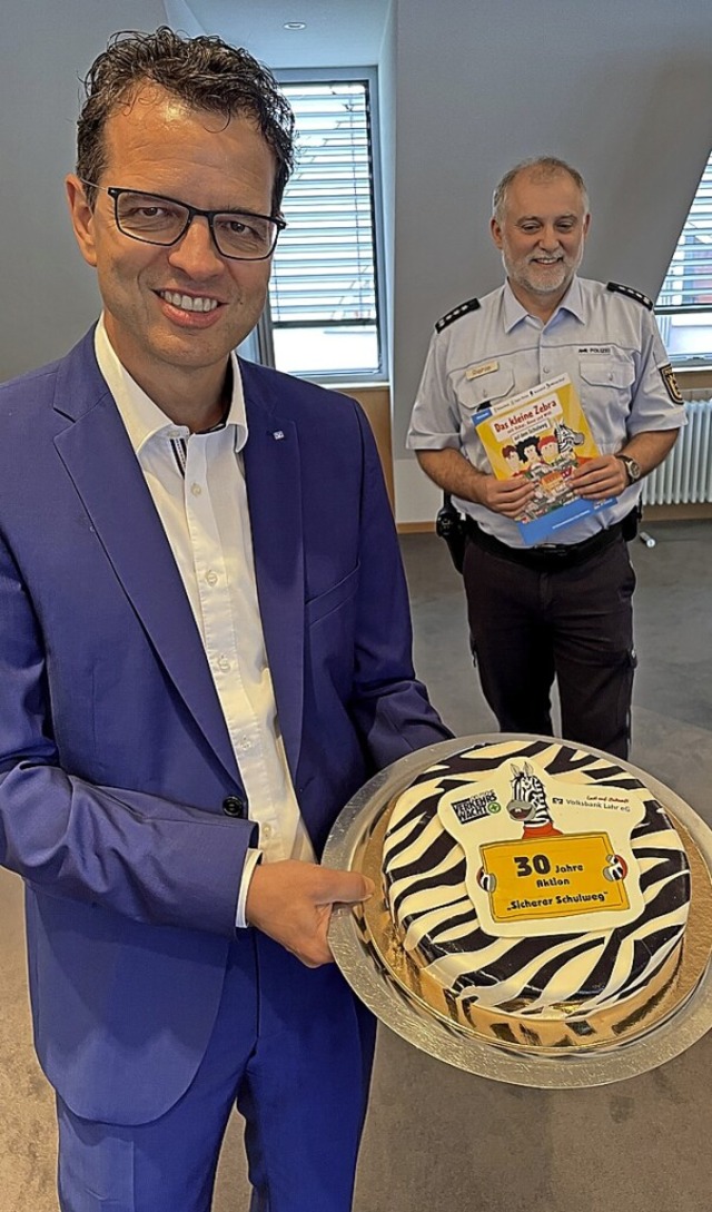 Peter Rottenecker prsentiert die Torte zum 30. Geburtstag des Kleinen Zebras.  | Foto: Volksbank