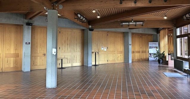 Das Kurhaus-Foyer knnte einladender w...eine Modernisierung ins Auge gefasst.   | Foto: Jutta Schtz