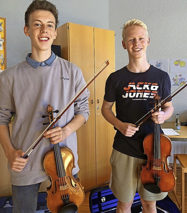 Die Violinschler Nikolas Kassubek (links) und Erich Petraschka  | Foto: Roswitha Frey