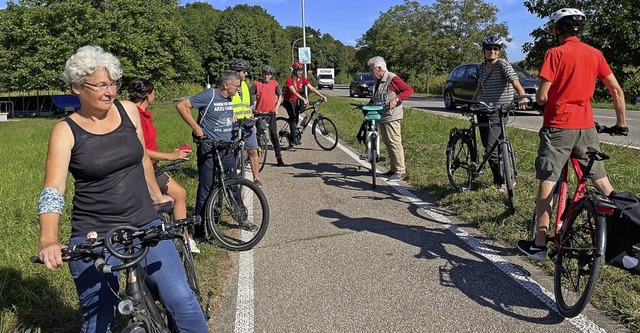 Mit dem Fahrrad  gingen  Vertreter der IG Velo und SPD auf  Tour.  | Foto: Martin Eckert