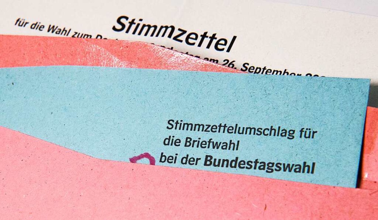 Bei der Bundestagswahl gibt es eine Erst- und eine Zweitstimme.  | Foto: Julian Stratenschulte (dpa)