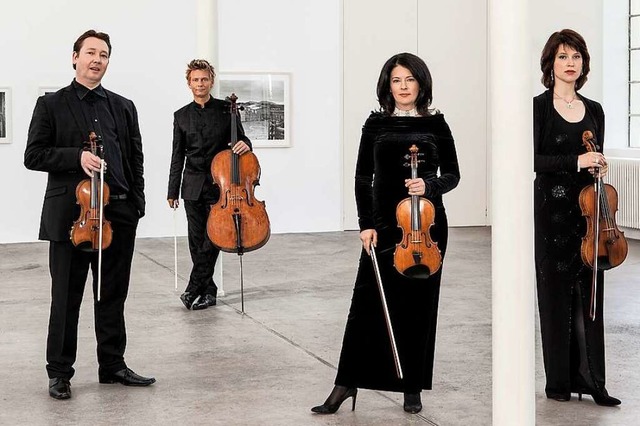 Das Minguet-Quartett (von links): Prim...e Violine), Aida-Carmen Soanea (Viola)  | Foto: Frank Rossbach