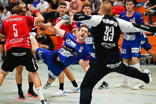 Patrick Schumacher von der HU Freiburg... TuS-Keeper  Sebastian Morga zum Wurf.  | Foto: Achim Keller