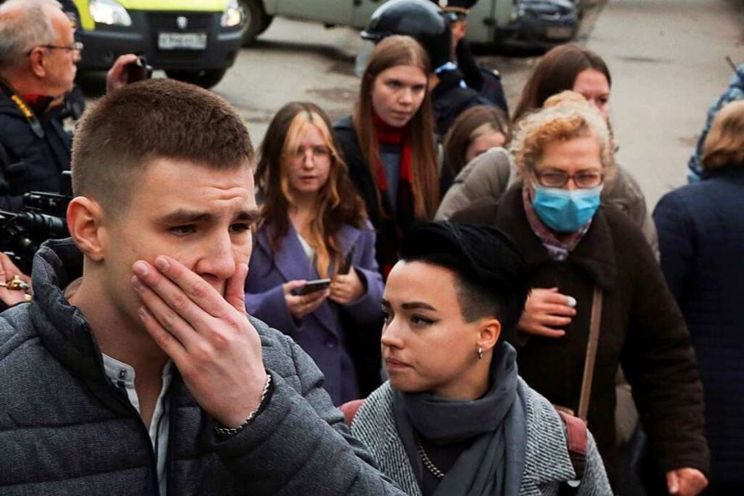 Studenten vor der Universität in Perm  | Foto: Uncredited (dpa)