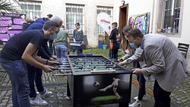 FDP gegen Grne: Politische Kontrahenten messen sich am Tischkicker  | Foto: Juliana Eiland-Jung