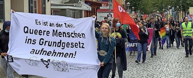 Gegen die Diskriminierung queerer Mens...; auch in Offenburg Protest formiert.   | Foto: Helmut Seller