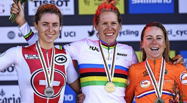 Ellen van Dijk (Mitte) gewann Gold, di...r und   Annemiek van Vleuten Bronze.    | Foto: KENZO TRIBOUILLARD (AFP)