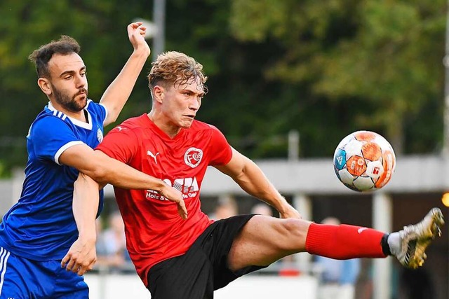 Intensive Zweikmpfe, wie hier zwische...sen Ende eine 1:1-Punkteteilung stand.  | Foto: Gerd Grndl