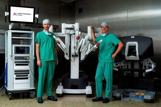 Stefan Tritschler (links) und Alexande...ng ist der Da-Vinci-Operationsroboter.  | Foto: Artemed