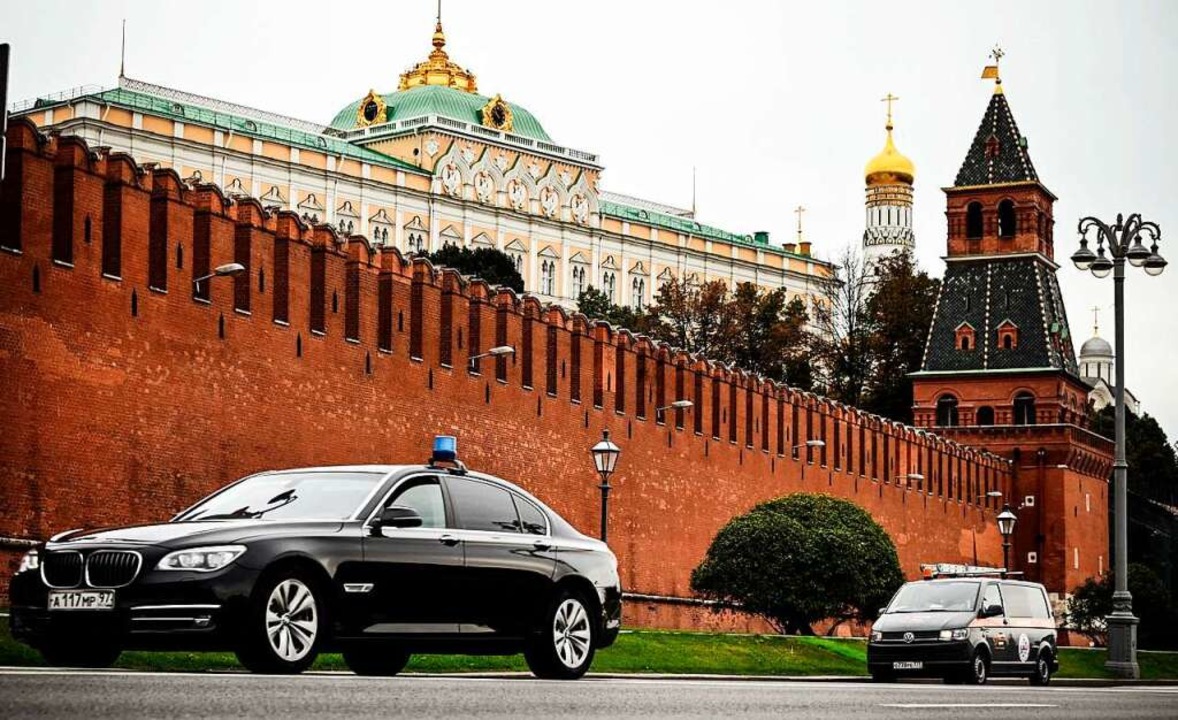 Nach der Wahl in Russland bleibt hinter den Mauern des Kreml alles beim Alten.   | Foto: ALEXANDER NEMENOV (AFP)