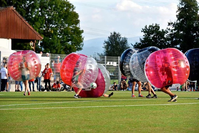 Immer wieder ein Hingucker: Bubble Soc...-Umhllung eine echte Herausforderung.  | Foto: Thomas Kunz