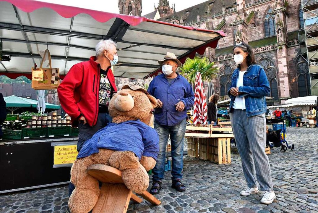 Fachleute unter sich: Marktmeister Wal...waab und Barbara Schneider (von links)  | Foto: Thomas Kunz