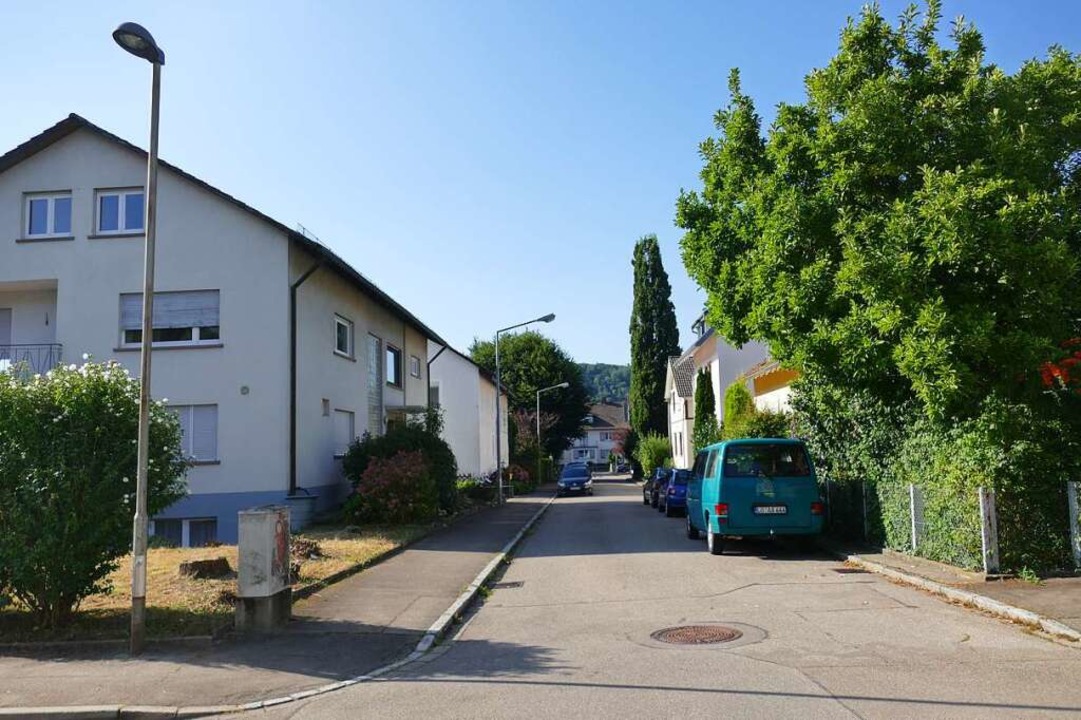 An dieser Stelle in Lrrach-Brombach s...in Komplex mit 32 Wohnungen entstehen.  | Foto: Stefan Mertlik