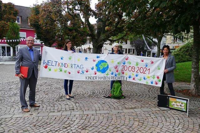 Rheinfelden feiert den Weltkindertag mit bunten Wimpeln am Rathaus