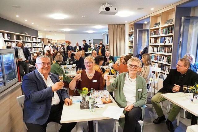 In Malterdingen treffen sich die Menschen auf einen Café in der Bibliothek