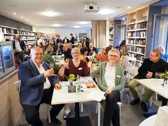 Darauf darf angestoen werden: Malterd... Dorftreffs &#8222;Kaffee-Satz&#8220;.  | Foto: Michael Haberer