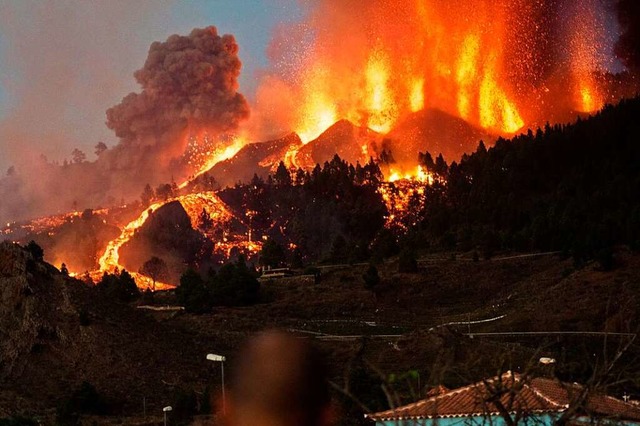 Lava luft aus dem Vulkan Cumbre Vieja auf der kanarischen Insel La Palma.  | Foto: Arturo Jimenez (dpa)