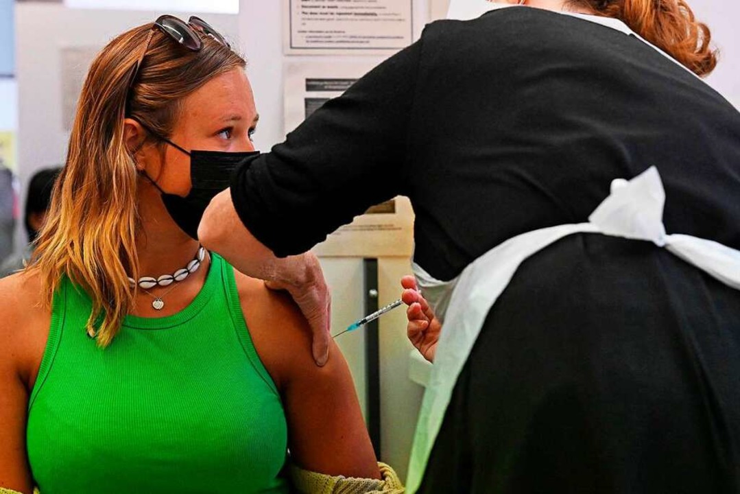 Für jüngere Menschen ist bislang noch keine Booster-Impfung vorgesehen.  | Foto: PAUL ELLIS (AFP)