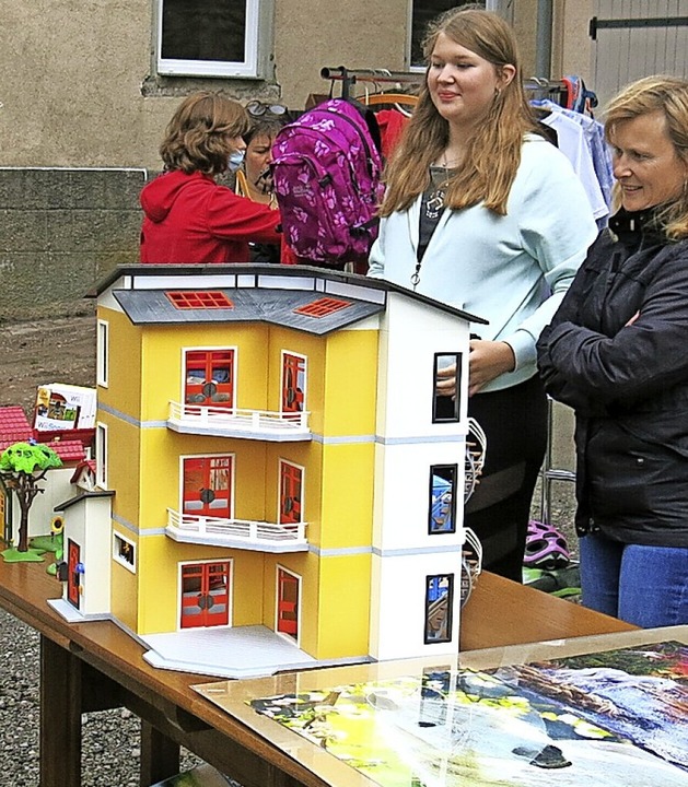 Im Unterdorf offerierte Angelika Pfeif...nd jede Menge nahezu neue Spielsachen.  | Foto: Erhard Morath