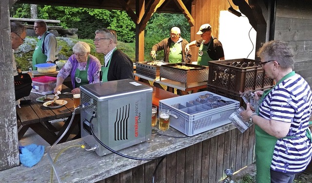 Bestens eingespielt: Selbst bei grer...eim Gugelstble-Team keine Hektik auf.  | Foto: Hans-Jrgen Sackmann