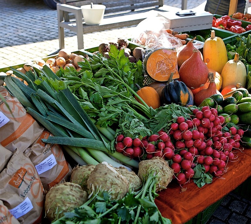 Frisches Gemüse, aber auch Handwerkliches gibt&#8217;s an den Ständen.  | Foto: Gemeinde Buggingen