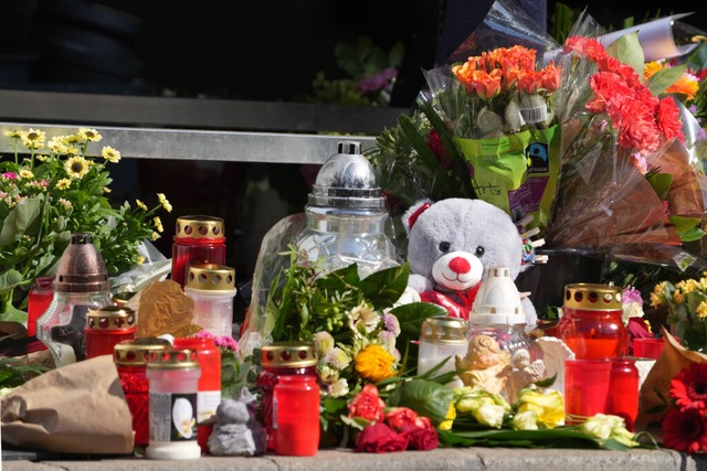 An der Tankstelle in Idar-Oberstein, i...enschen Blumen und Kerzen aufgestellt.  | Foto: Thomas Frey (dpa)