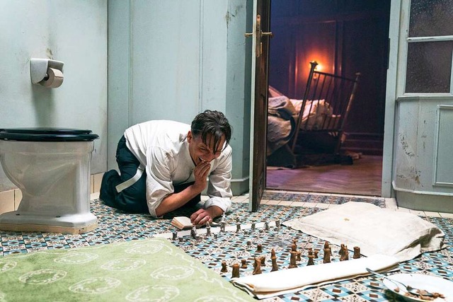 Das Schachspiel als Bollwerk gegen den...inein: Oliver Masucci als Josef Bartok  | Foto: Julia Terjung (dpa)