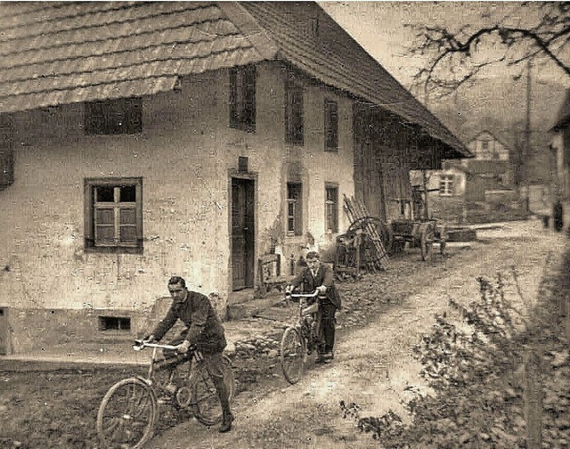 Hasler Historie: Karl Mattes (links) u...ografie die ersten Motorrder im Dorf.  | Foto: Privatarchiv Karlfrieder Mattes