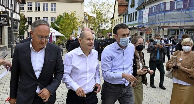 Olaf Scholz (Mitte) mit dem SPD-Landes...auf einem Wahlkampftermin in Nrtingen  | Foto: Bernd Weibrod (dpa)