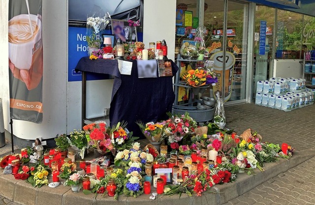 Blumen und Kerzen in Gedenken an das Opfer an der Tankstelle in Idar-Oberstein.  | Foto: Birgit Reichert (dpa)