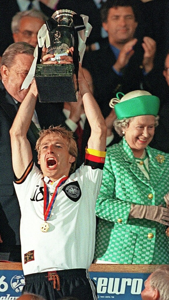 EM-Erinnerung: Jrgen Klinsmann mit Queen und Pokal.  | Foto: Oliver Multhaup
